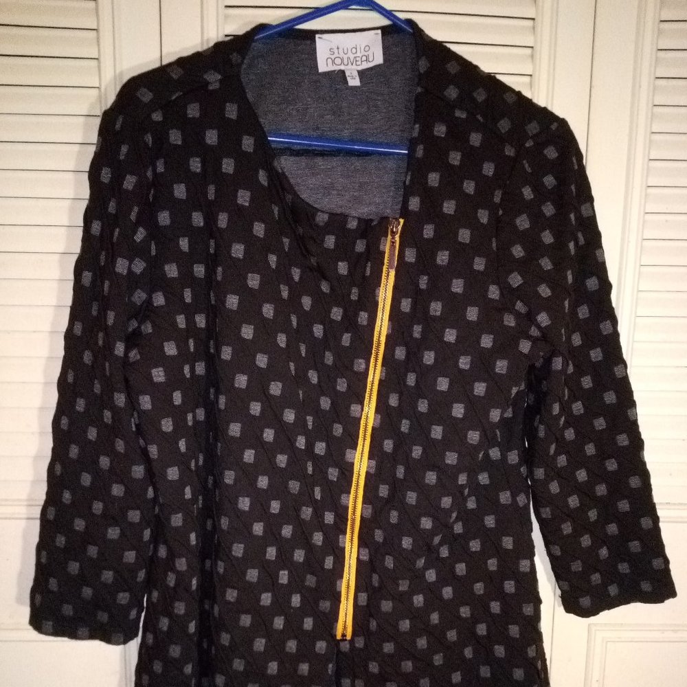 Studio Nouveau Size L zippered top EUC
